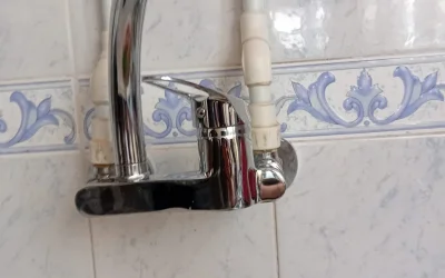 Su kaçağı, tıkanıklık, kombi montajı ve doğalgaz bakımı dahil tüm tesisat sorunlarınızda hızlı, güvenilir ve uygun fiyatlı çözüm için hemen arayın!